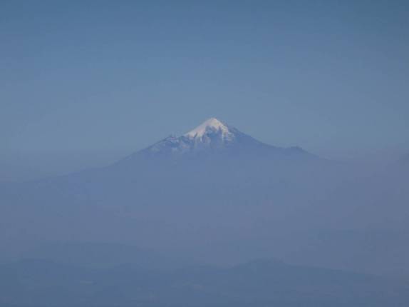 Do alto do Izta, a visão da maior montanha mexicana, o Pico Orizaba, na região central do país